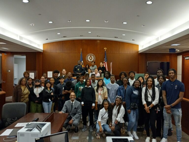 MacArthur HS Students Visit Court